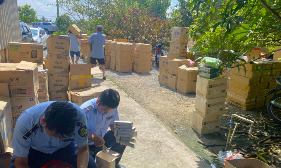 Phát hiện hơn 25.000 sản phẩm không rõ nguồn gốc tại cơ sở kinh doanh ở xã Thủ Thừa