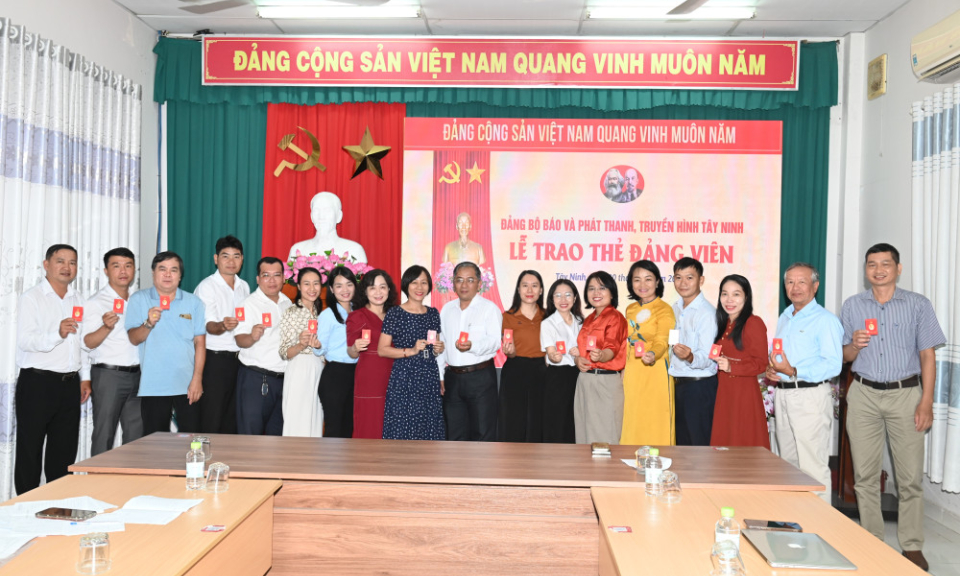 Đảng bộ Báo và phát thanh, truyền hình Tây Ninh: Trao thẻ đảng cho đảng viên cơ sở 2