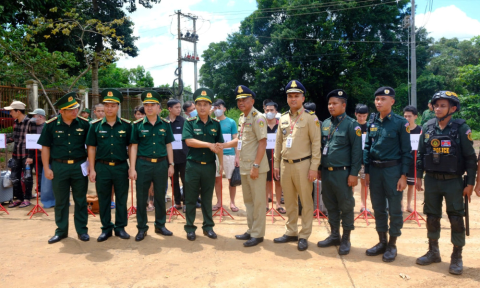 Bộ đội biên phòng Tây Ninh tiếp nhận 15 người được trao trả từ Campuchia