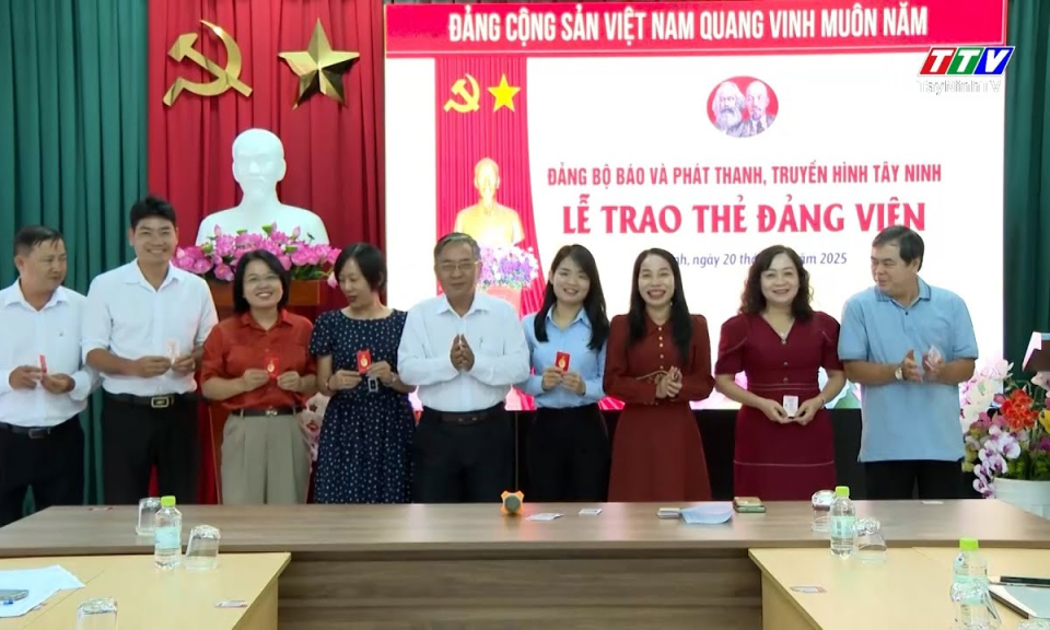Báo và phát thanh, truyền hình Tây Ninh trao thẻ đảng viên mẫu mới cho đảng viên tại cơ sở 2