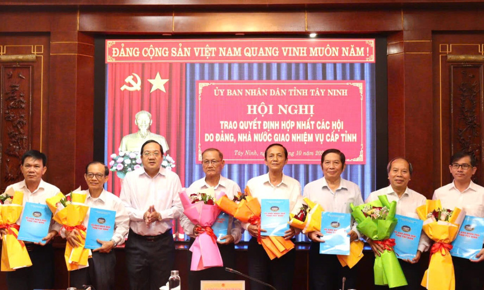 Trao Quyết định hợp nhất các Hội do Đảng, Nhà nước giao nhiệm vụ cấp tỉnh