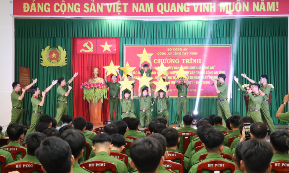 Sôi nổi chương trình sinh hoạt chính trị 'Tự hào người chiến sĩ Công an'