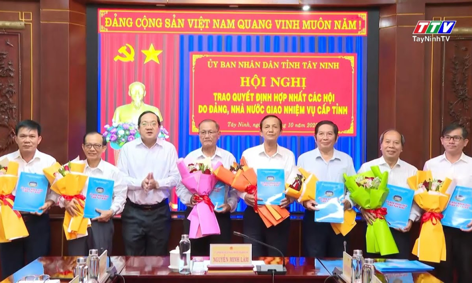 Hội nghị trao Quyết định hợp nhất các Hội do Đảng, Nhà nước giao nhiệm vụ cấp tỉnh