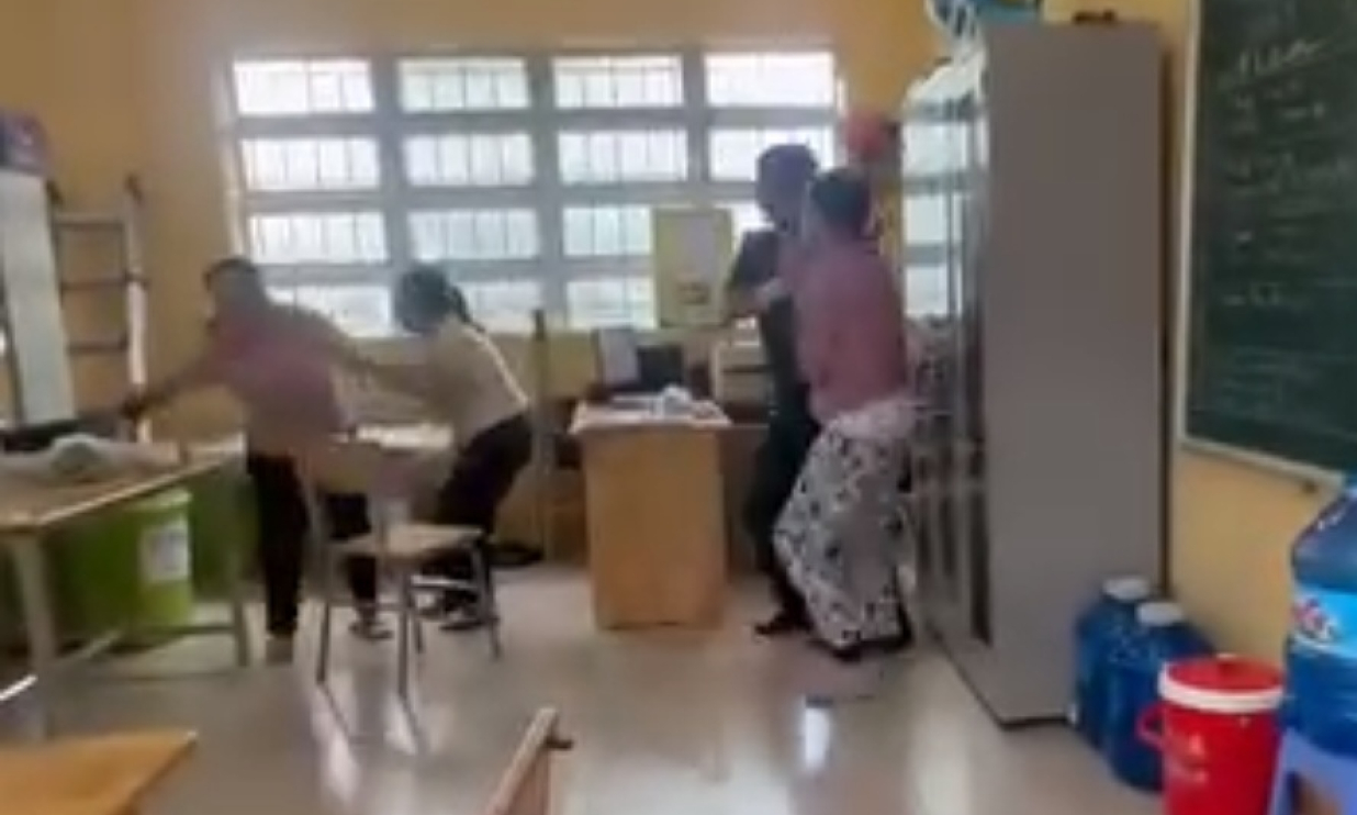 Nghi có hành vi không chuẩn mực với nữ sinh, phụ huynh xông vào trường đánh thầy giáo