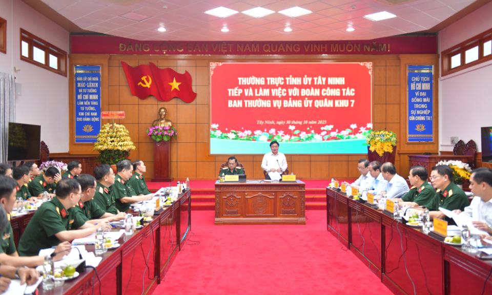 Ban Thường vụ Tỉnh ủy Tây Ninh tiếp và làm việc với đoàn công tác Quân khu 7