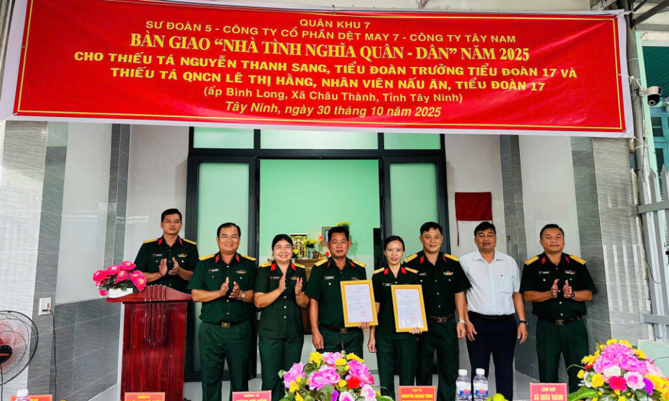Bàn giao 2 căn nhà 'Tình nghĩa quân - dân'