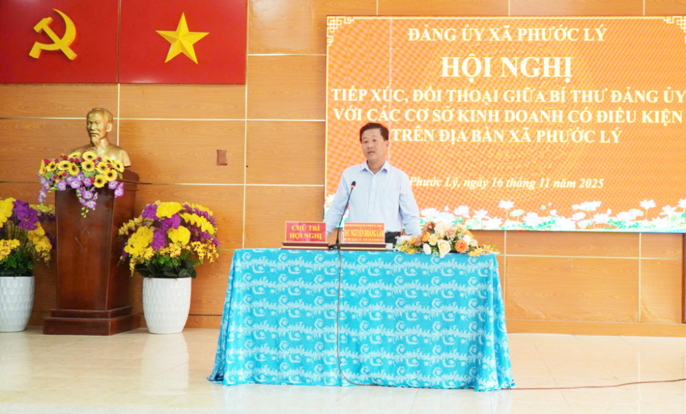 B&iacute; thư Đảng ủy x&atilde; Phước L&yacute; đối thoại với c&aacute;c cơ sở kinh doanh c&oacute; điều kiện