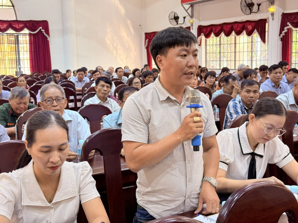 Cử tri x&atilde; T&acirc;n Bi&ecirc;n kiến nghị việc khơi th&ocirc;ng k&ecirc;nh ti&ecirc;u T&agrave; Xia