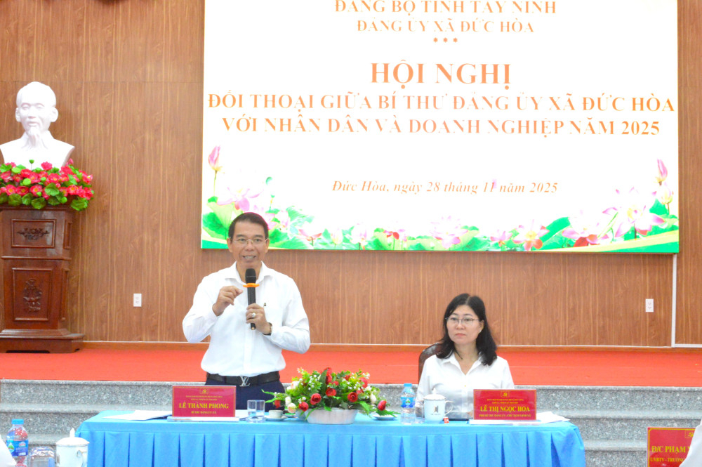 B&iacute; thư Đảng ủy x&atilde; Đức H&ograve;a đối thoại với Nh&acirc;n d&acirc;n v&agrave; doanh nghiệp li&ecirc;n qu&acirc;n đến thủ tục h&agrave;nh ch&iacute;nh