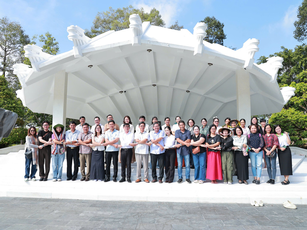 Đoàn công tác chụp ảnh lưu niệm tại Khu di tích cụ Phó bản Nguyễn Sinh Sắc (tỉnh Đồng Tháp)