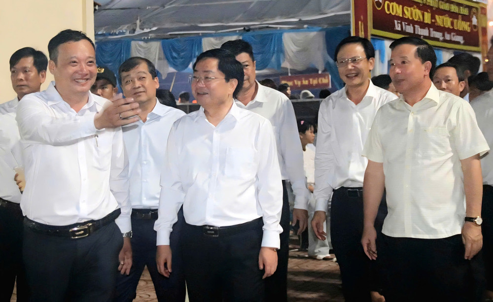 Lãnh đạo tỉnh tham quan khuôn viên Khu di tích lịch sử Vàm Nhựt Tảo