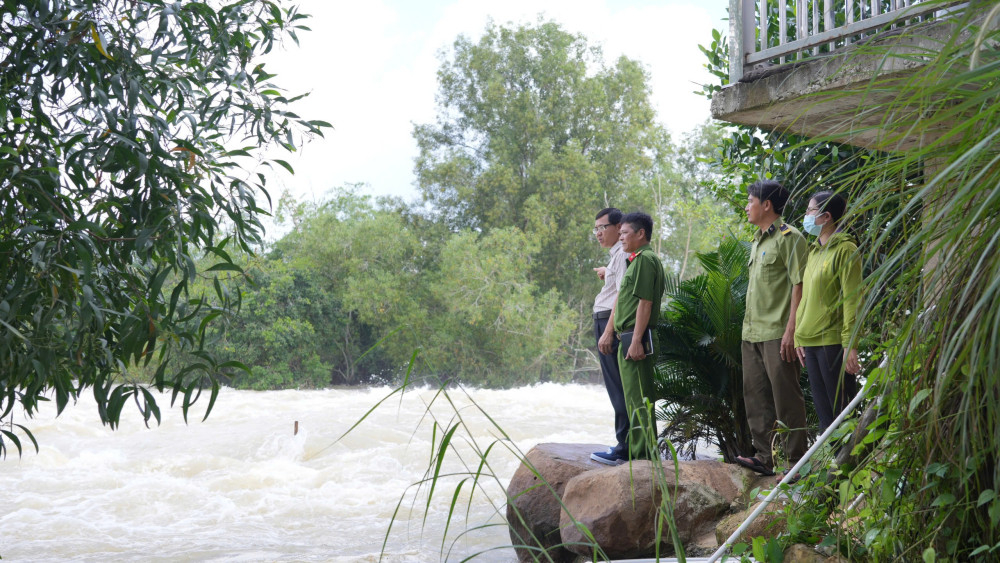 Đoàn kiểm tra dòng chảy xả lũ phía sau đập
