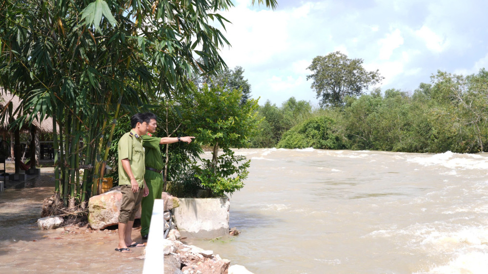 Đoàn kiểm tra dòng chảy xả lũ đoạn gần quán ăn Núi Lở, xã Dầu Tiếng