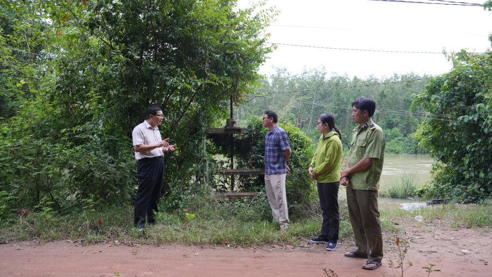 Đoàn kiểm tra cống ngăn triều khu vực ấp Núi Đất