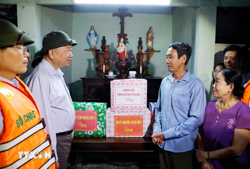 Tổng Bí thư Tô Lâm thăm hỏi và tặng quà cho người dân vùng bị chia cắt do mưa lũ tại thôn Khuông Phò Đông, xã Quảng Điền, Thành phố Huế (Ảnh: Thống Nhất/TTXVN)