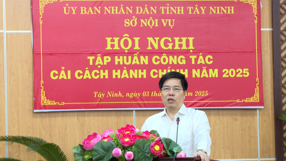 Vụ trưởng Vụ Cải cách hành chính (Bộ Nội vụ) - Phạm Minh Hùng triển khai các nội dung tập huấn
