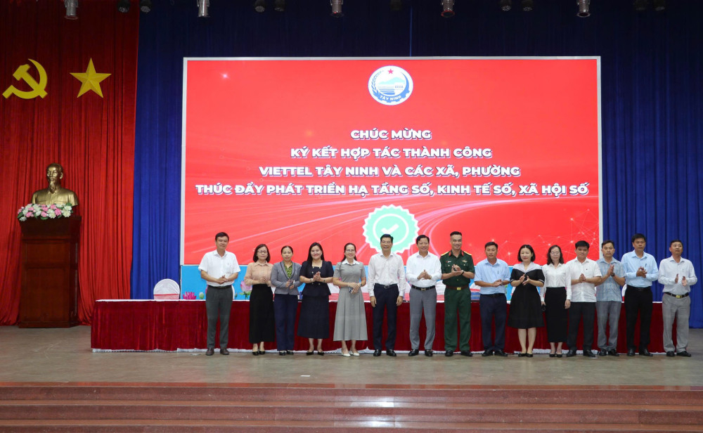 Các doanh nghiệp viễn thông ký kết hợp tác thúc đẩy phát triển hạ tầng số, kinh tế số, xã hội số với các xã, phường trên địa bàn tỉnh
