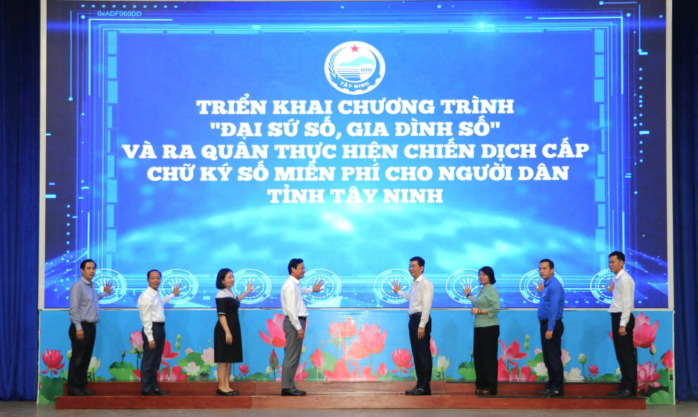 Đại biểu thực hiện nghi thức triển khai chương tình 