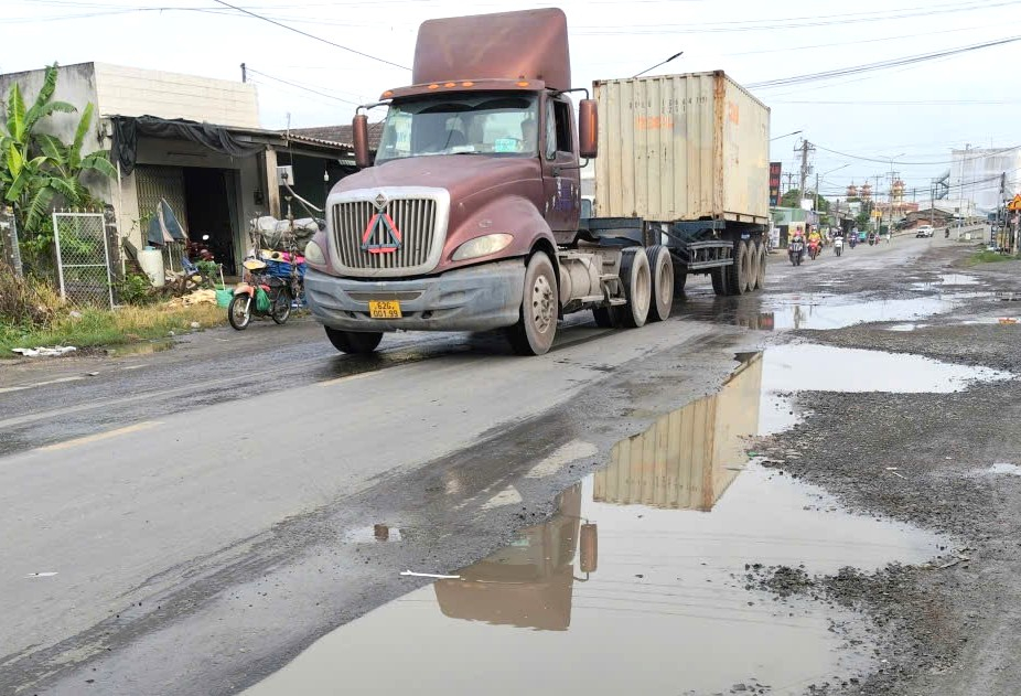 Nhiều đoạn trên quốc lộ 62 hư hỏng nặng