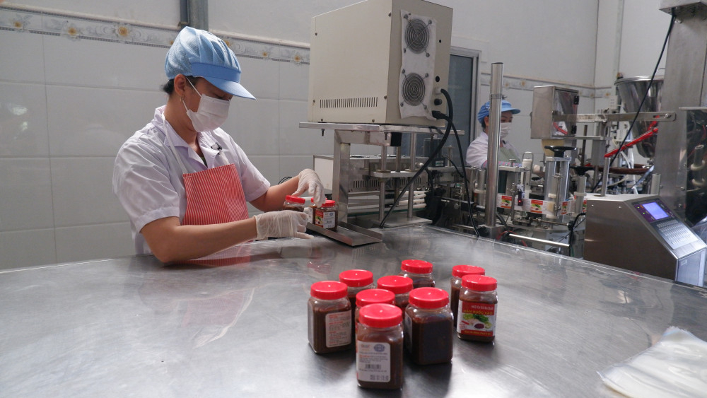Nhiều chủ thể OCOP đã ứng dụng khoa học, công nghệ vào sản xuất (Trong ảnh: Cơ sở sản xuất mắm ruốc Ba Buôi)