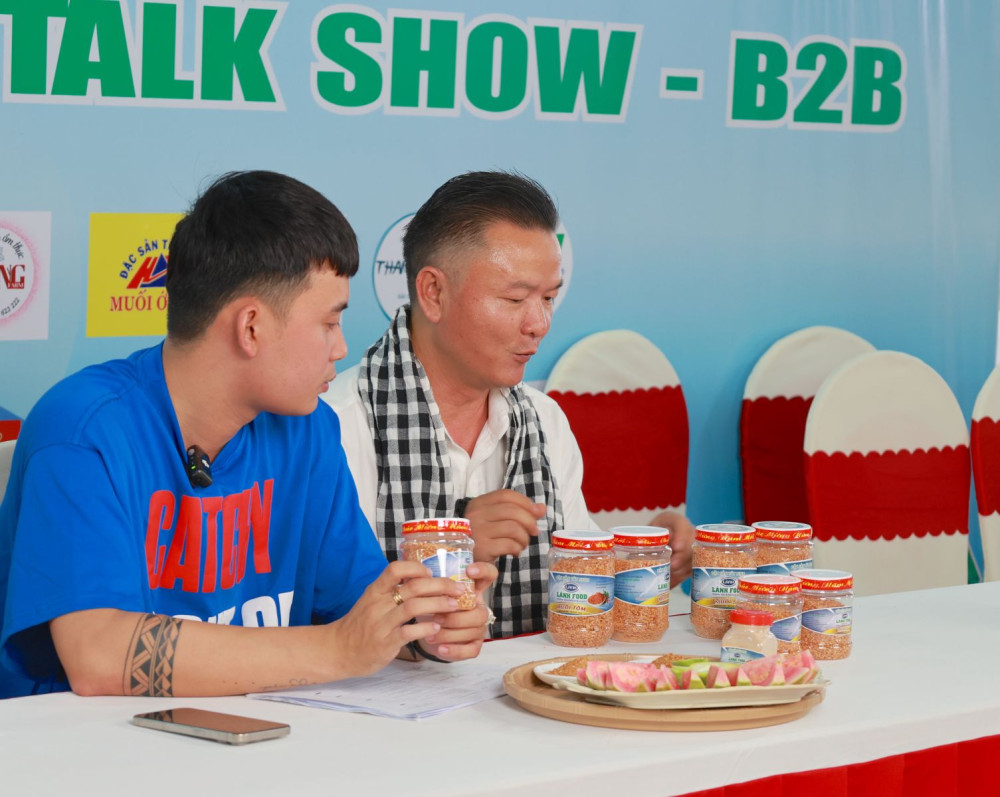 Ông Vũ Thái Lành - Giám đốc Công ty Cổ phần Lành Group (bên phải), giới thiệu sản phẩm trong một buổi livestream cùng KOL Lê Ngọc Hiếu (ảnh: Nhi Trần)