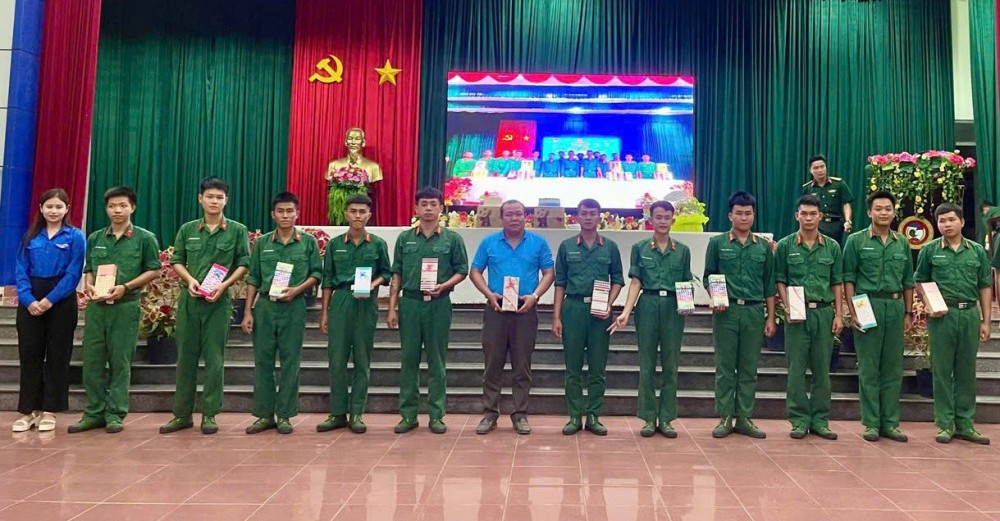 Chiến sĩ nhận quà khi tham gia phần thi hỏi - đáp pháp luật