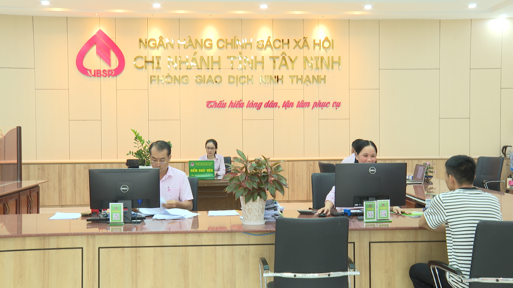 Khách hàng đến giao dịch tại Phòng giao dịch NHCSXH Ninh Thạnh