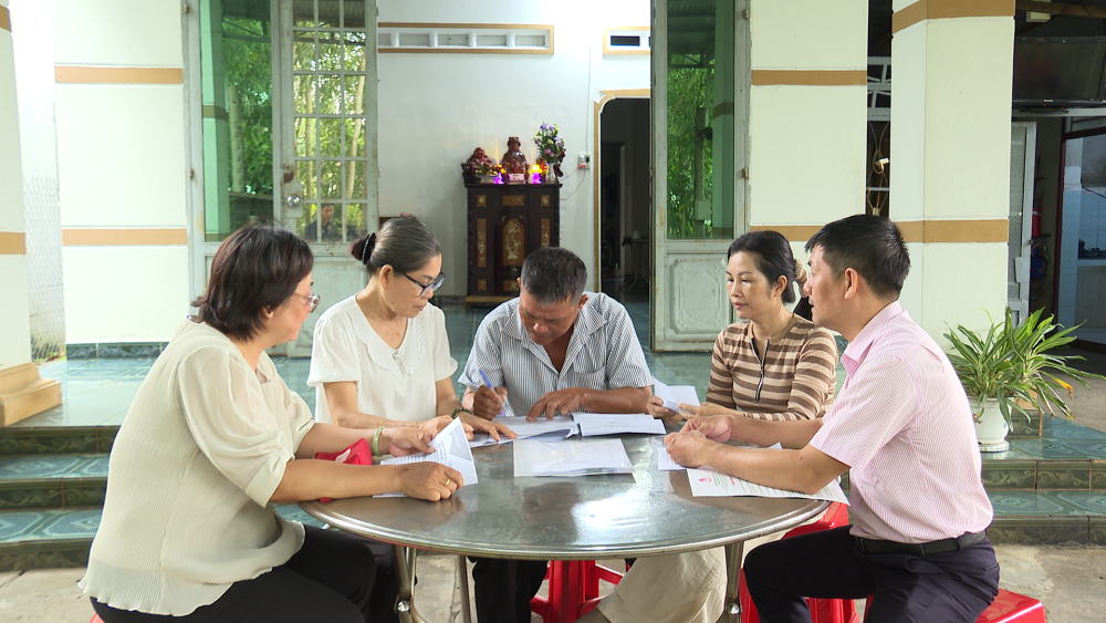 Cán bộ tín dụng, đại diện tổ chức uỷ thác và tổ tiết kiệm vay vốn tuyên truyền cho người dân
