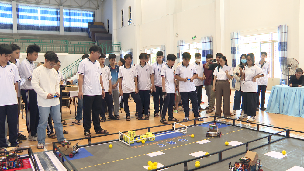 Học sinh tham gia giải đấu Robocon - hoạt động ngoại khoá về khoa học kỹ thuật thực hành cao