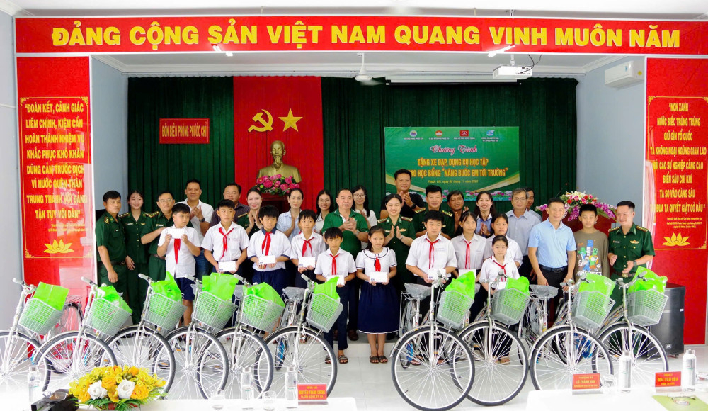 Đại biểu tặng xe, học bổng cho các em học sinh
