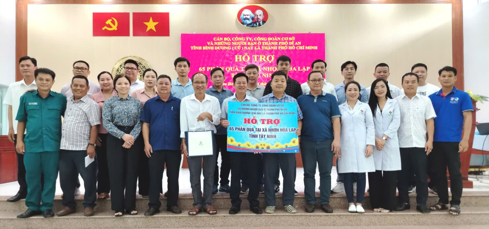 Từ ngày 01/7/2025 đến nay, xã Nhơn Hòa Lập tặng hơn 900 phần quà cho hộ nghèo, cận nghèo, người già neo đơn