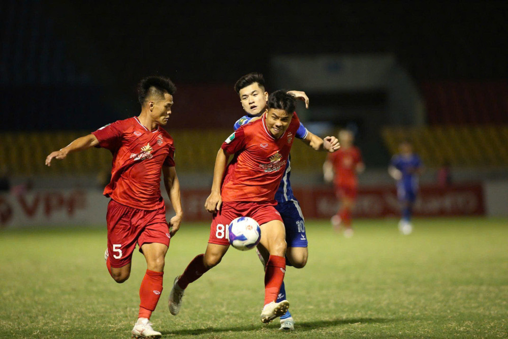 Với sự cổ vũ cuồng nhiệt của khán giả nhà, đội chủ nhà dẫn trước 1-0 ở hiệp 1