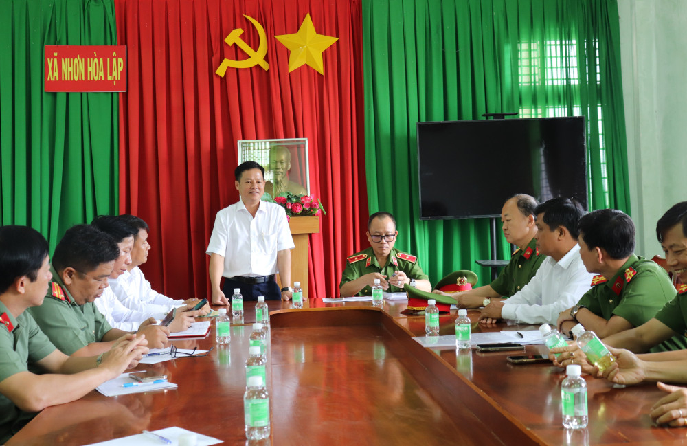 Bí thư Đảng ủy, Chủ tịch HĐND xã Nhơn Hòa Lập Lê Văn Nhãn phát biểu tại cuộc họp 