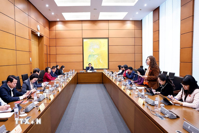 Đoàn đại biểu Quốc hội các tỉnh Ninh Bình và Quảng Trị thảo luận ở tổ. (Ảnh: Doãn Tấn/TTXVN)