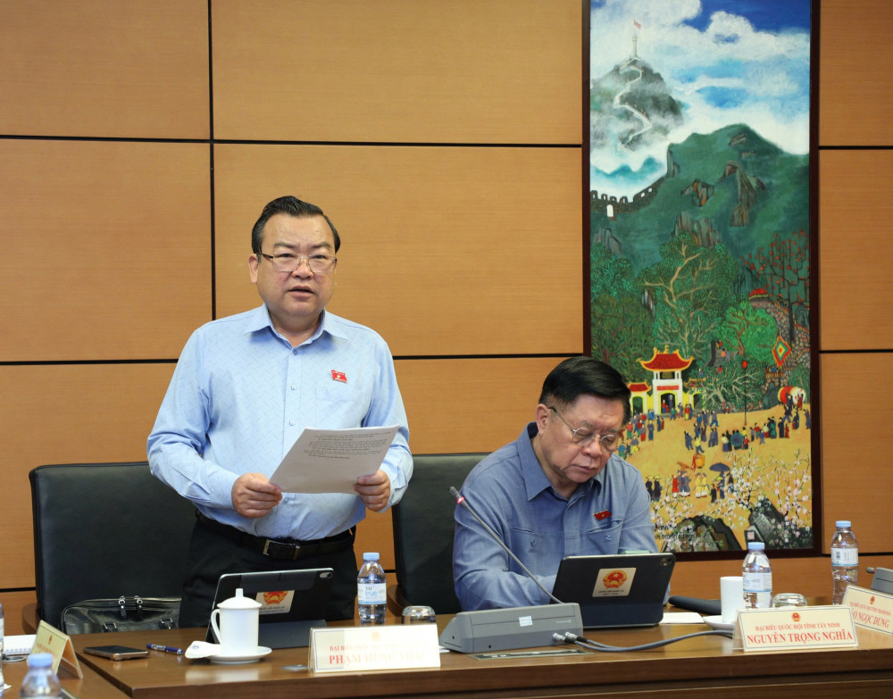 Đại biểu Phạm Hùng Thái, Phó Bí thư Tỉnh ủy, Trưởng đoàn đại biểu Quốc hội tỉnh chủ trì tại buổi thảo luận Tổ 3 (gồm Đoàn đại biểu Quốc hội tỉnh Tây Ninh và Thanh Hóa)