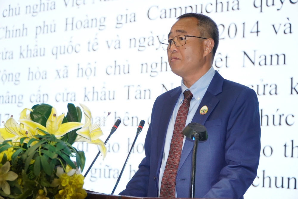 Ngài Sourn Somalin - Tỉnh trưởng Ban Hành chính tỉnh Prey Veng, Vương quốc Campuchia thông tin tại hội nghị