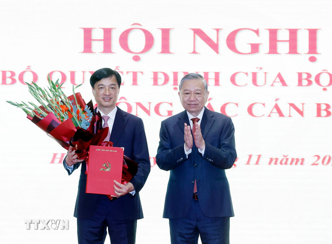 Tổng Bí thư Tô Lâm trao Quyết định của Bộ Chính trị điều động, phân công, chỉ định đồng chí Nguyễn Duy Ngọc giữ chức Bí thư Thành ủy Hà Nội nhiệm kỳ 2025- 2030. (Ảnh: Thống Nhất/TTXVN)