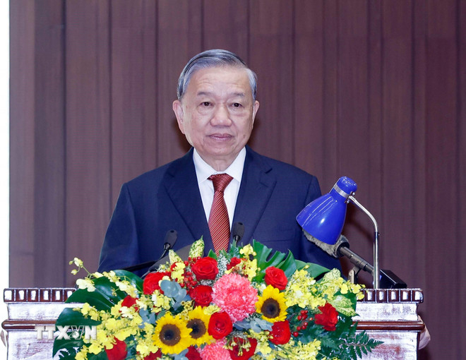 Tổng Bí thư Tô Lâm phát biểu chỉ đạo và giao nhiệm vụ cho đồng chí Nguyễn Duy Ngọc, Ủy viên Bộ Chính trị, Bí thư Thành ủy Hà Nội nhiệm kỳ 2025-2030. (Ảnh: Thống Nhất/TTXVN)