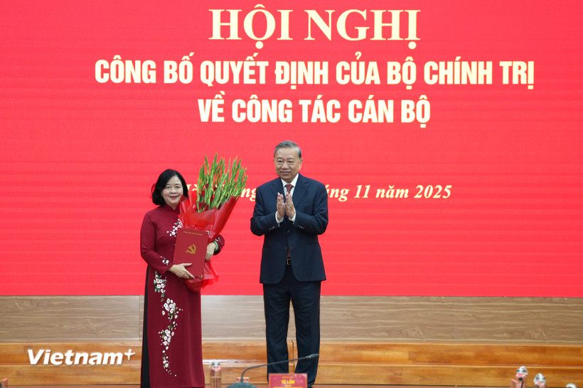 Tổng Bí thư Tô Lâm trao quyết định của Bộ Chính trị tới đồng chí Bùi Thị Minh Hoài. (Ảnh; PV/Vietnam+)