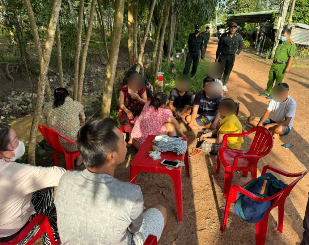 Các đối tượng bị bắt quả tang đang đánh bạc