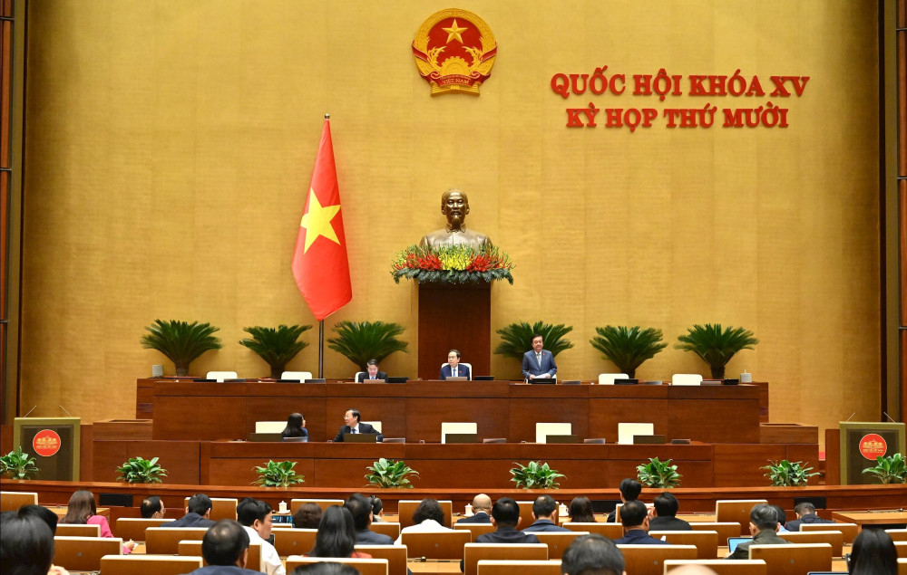 Phó Chủ tịch Quốc hội Lê Minh Hoan điều hành phiên họp tại Hội trường vào sáng 04/11