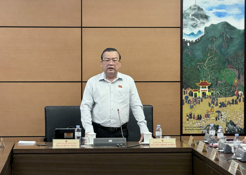 Đại biểu Phạm Hùng Thái - Phó Bí thư Tỉnh ủy, Trưởng đoàn đại biểu Quốc hội tỉnh Tây Ninh, chủ trì tại buổi thảo luận Tổ 3