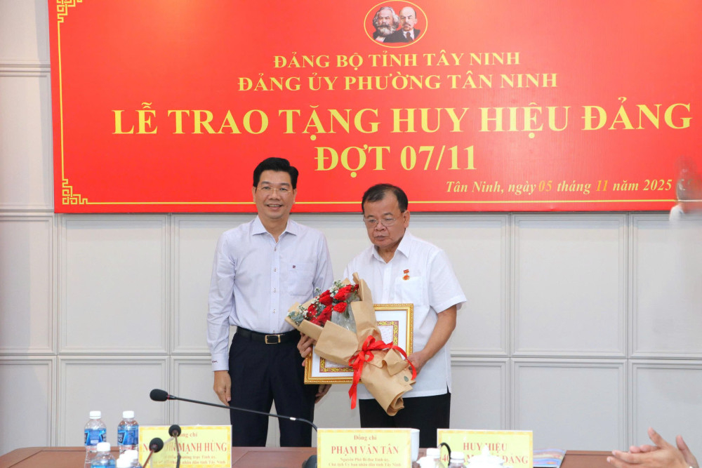 Phó Bí thư Thường trực Tỉnh ủy, Chủ tịch HĐND tỉnh Nguyễn Mạnh Hùng trao tặng Huy hiệu 40 năm tuổi Đảng cho đồng chí Phạm Văn Tân