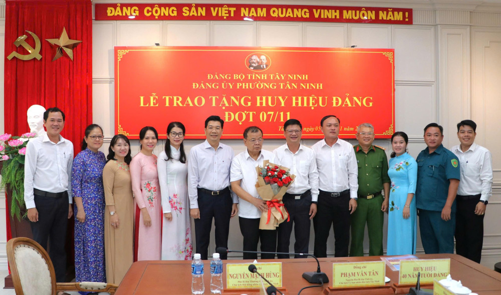 Ban Thường vụ Đảng uỷ phường Tân Ninh chụp ảnh lưu niệm cùng đồng chí Phạm Văn Tân
