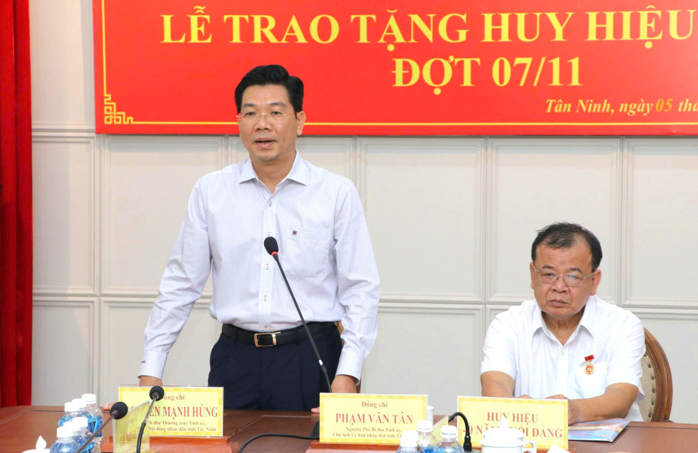 Phó Bí thư Thường trực Tỉnh uỷ, Chủ tịch HĐND tỉnh Nguyễn Mạnh Hùng phát biểu chúc mừng 