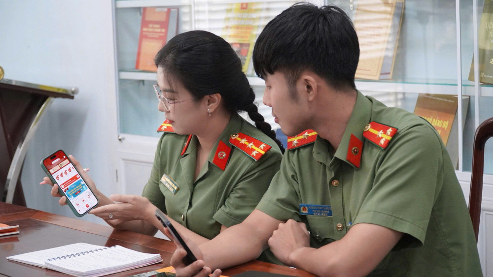 Cán bộ, chiến sĩ Công an tỉnh tham đóng góp ý kiến vào dự thảo các văn kiện