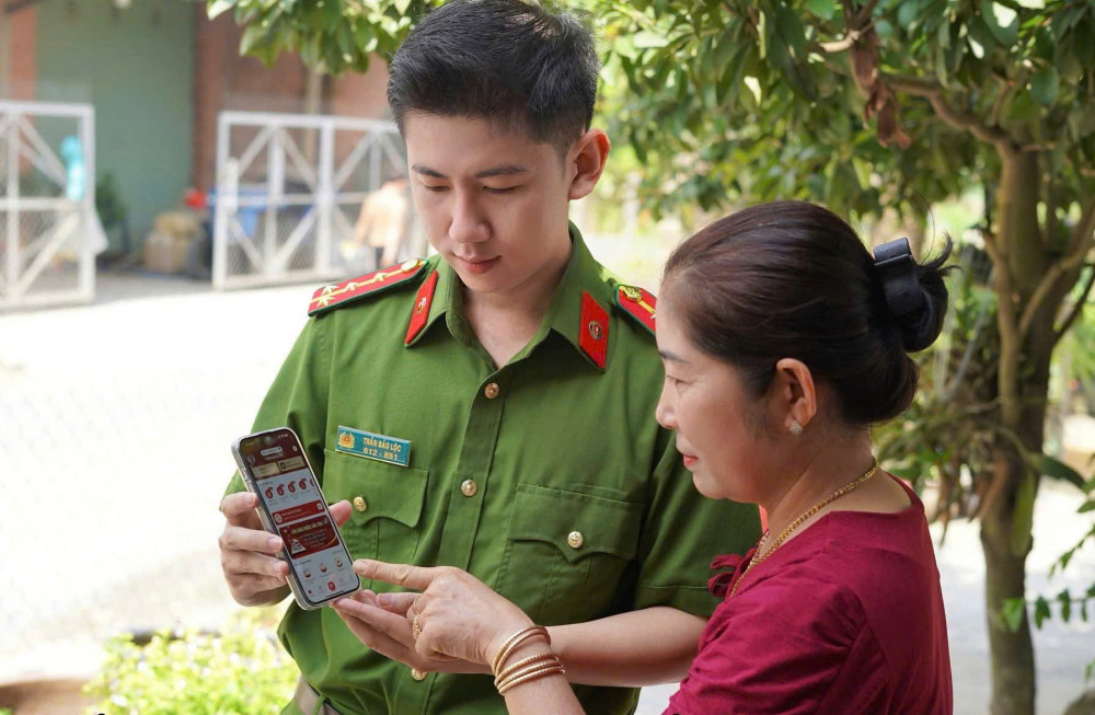 Công an xã Hiệp Hòa hướng dẫn người dân tham đóng góp ý kiến vào dự thảo các văn kiện thông qua ứng dụng VNeID