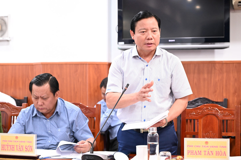 Phó Chủ tịch UBND tỉnh Phạm Tấn Hòa phát biểu tại phiên họp