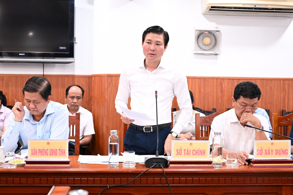 Giám đốc Sở Tài chính Trương Văn Liếp thông tin tình hình kinh tế - xã hội trên địa bàn tỉnh