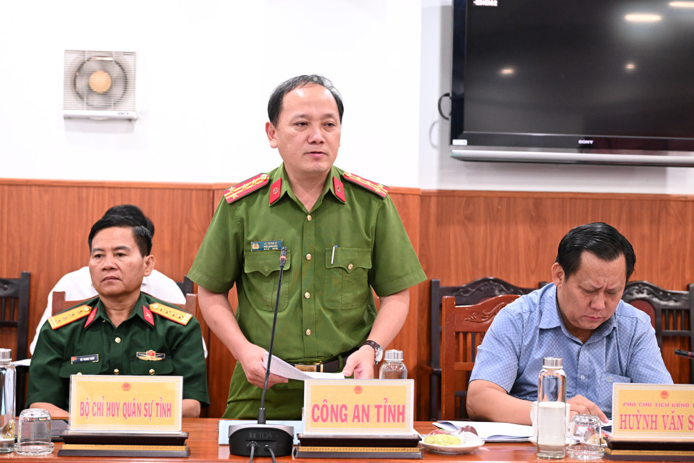 Đại tá Lê Trung Ái - Phó Giám đốc Công an tỉnh, báo cáo tình hình an ninh, trật tự trong tháng 10